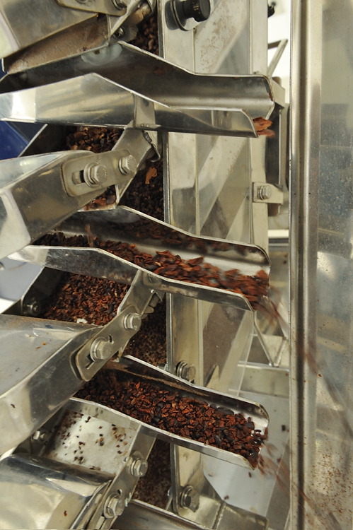 Peeling of the cacao beans