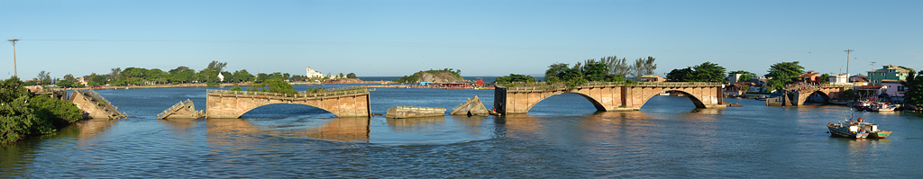 "Ponte Caída" (~ Fallen Bridge): Built in 1942, collapsed in 1959. 17 years, well.