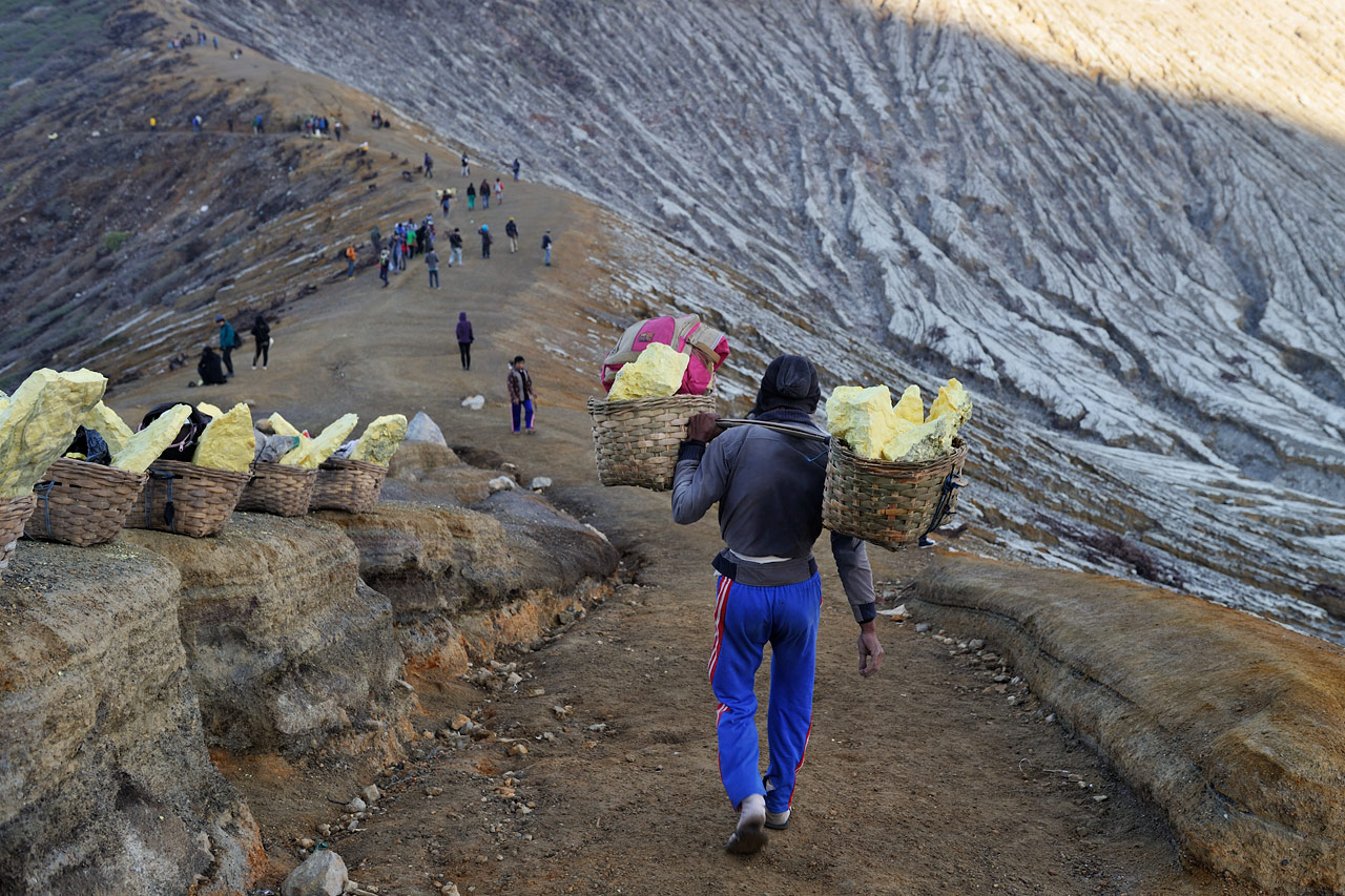 Schwefelträger am Mount Ijen: auf dem Weg nach unten