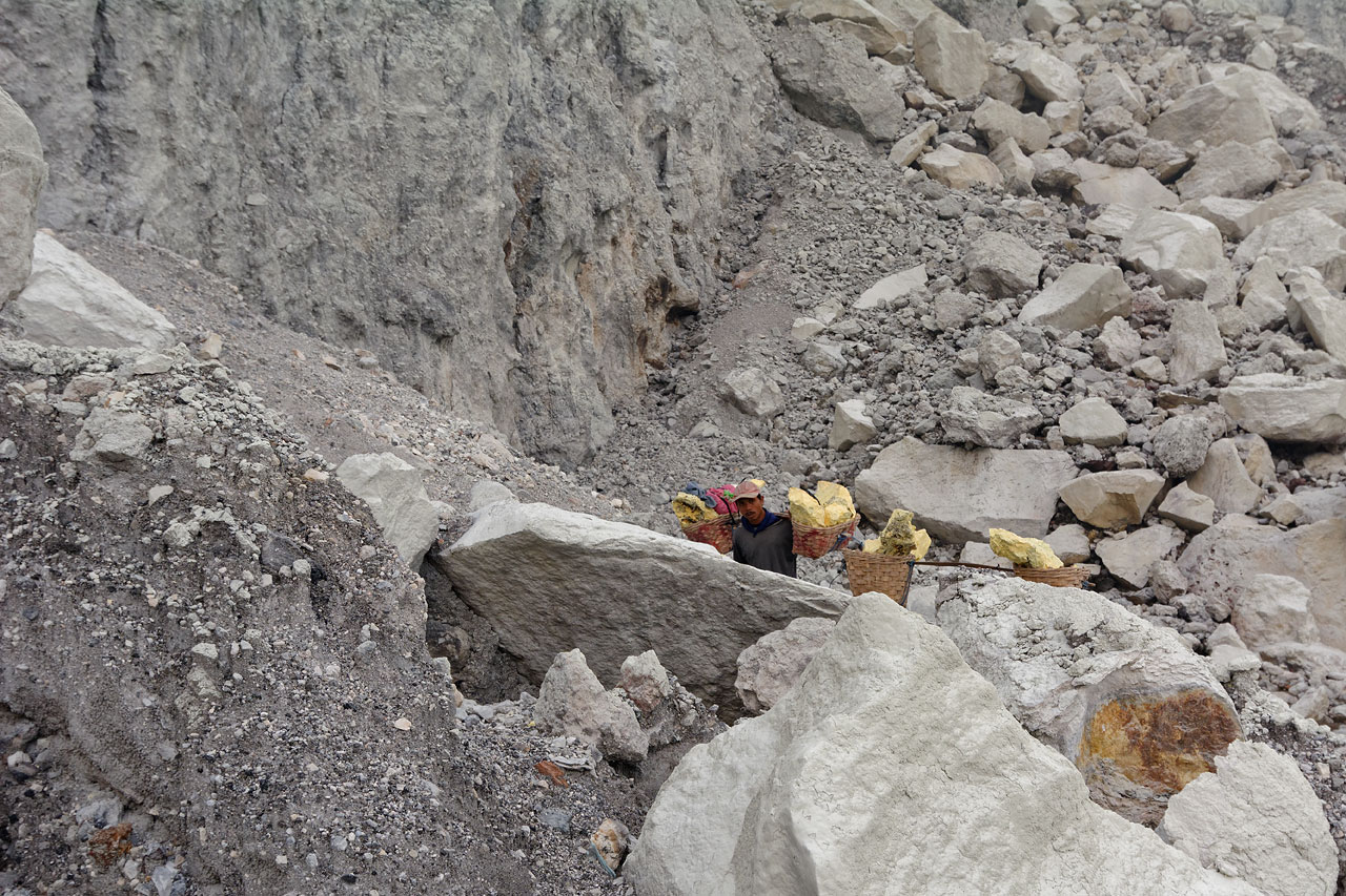 Schwefelträger am Mount Ijen