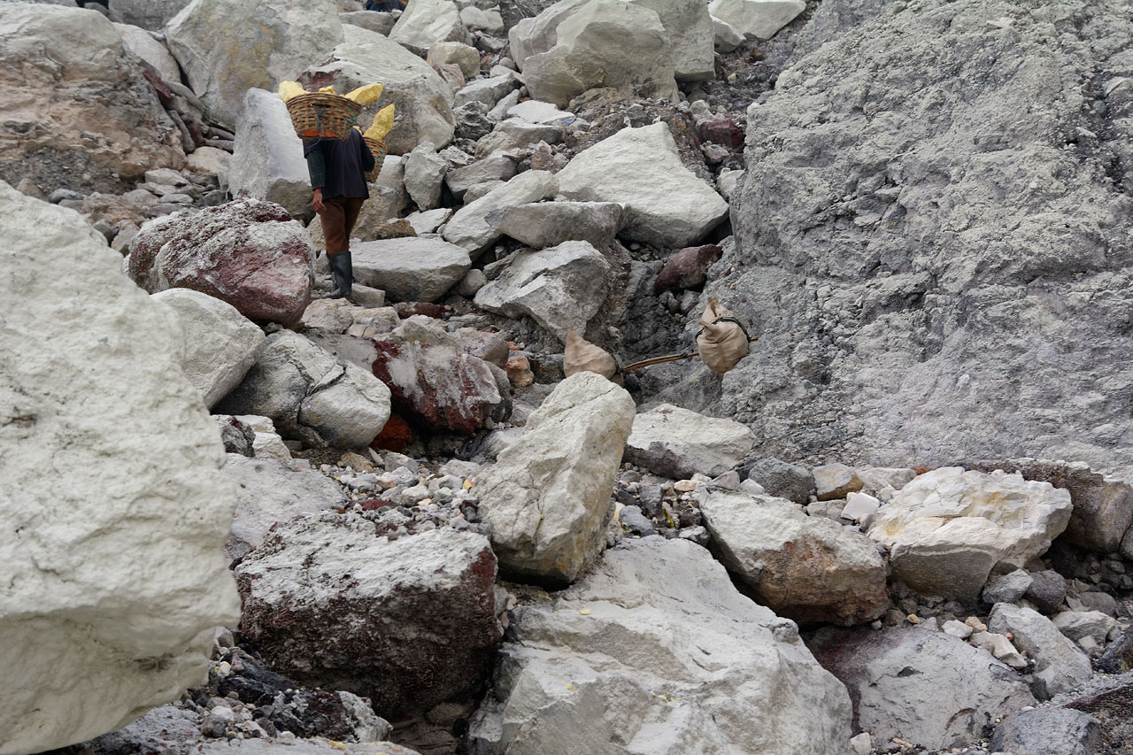 Schwefelträger am Mount Ijen