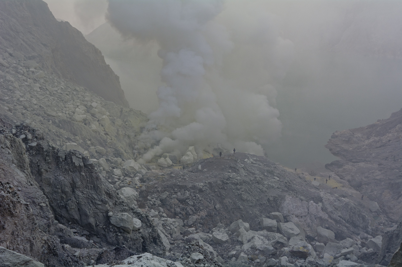 Blick zurück in den Krater des Mount Ijen