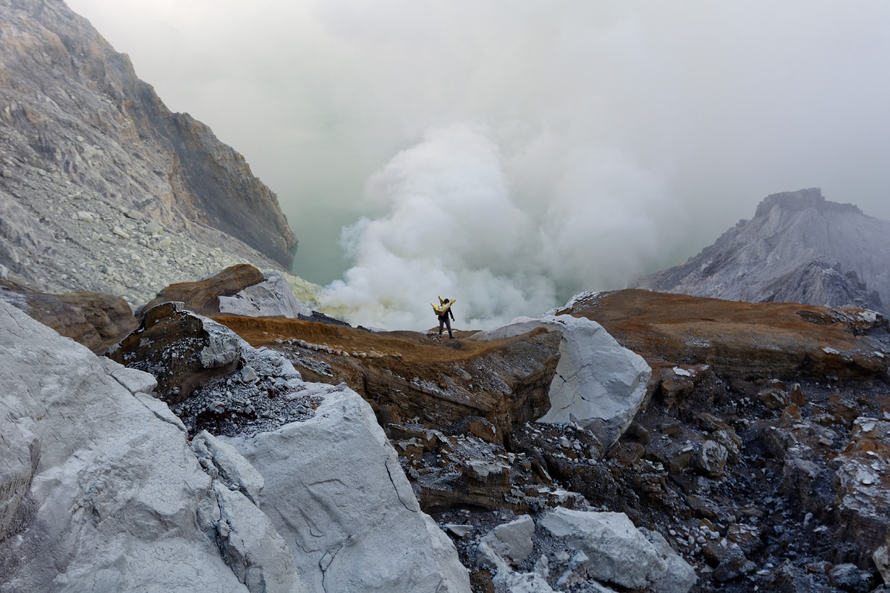 Schwefelträger am Mount Ijen