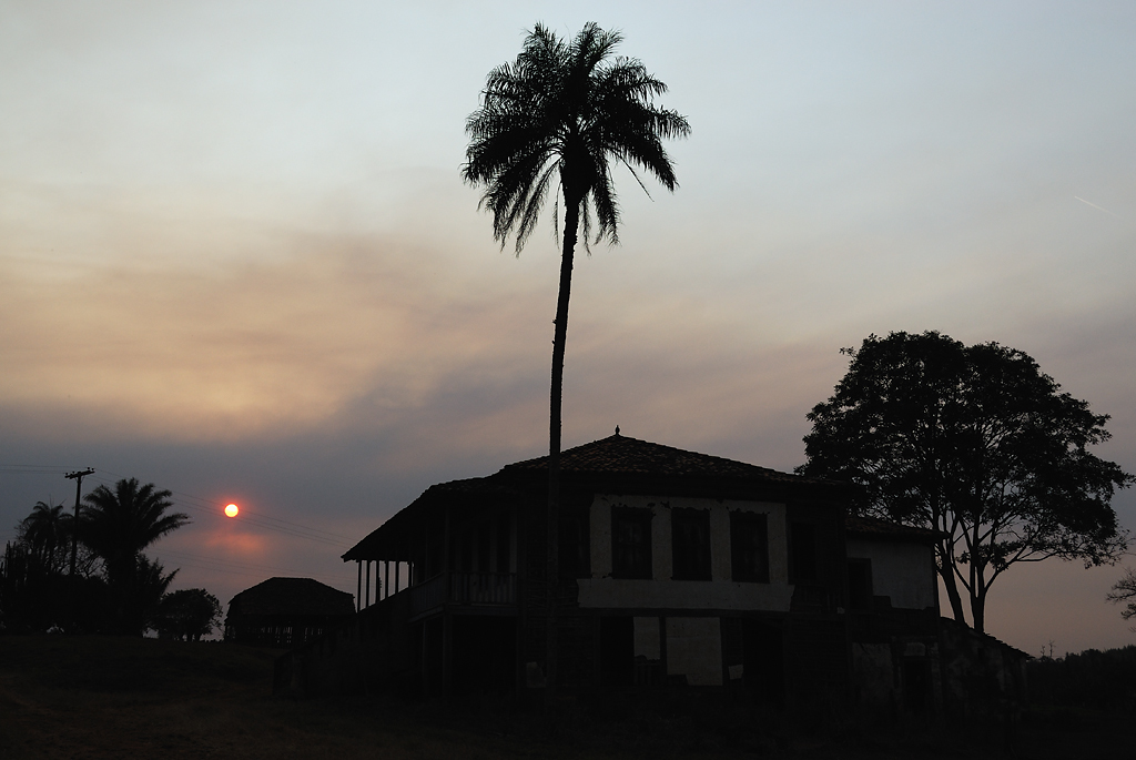 Sonnenuntergang mit altem Farmhaus