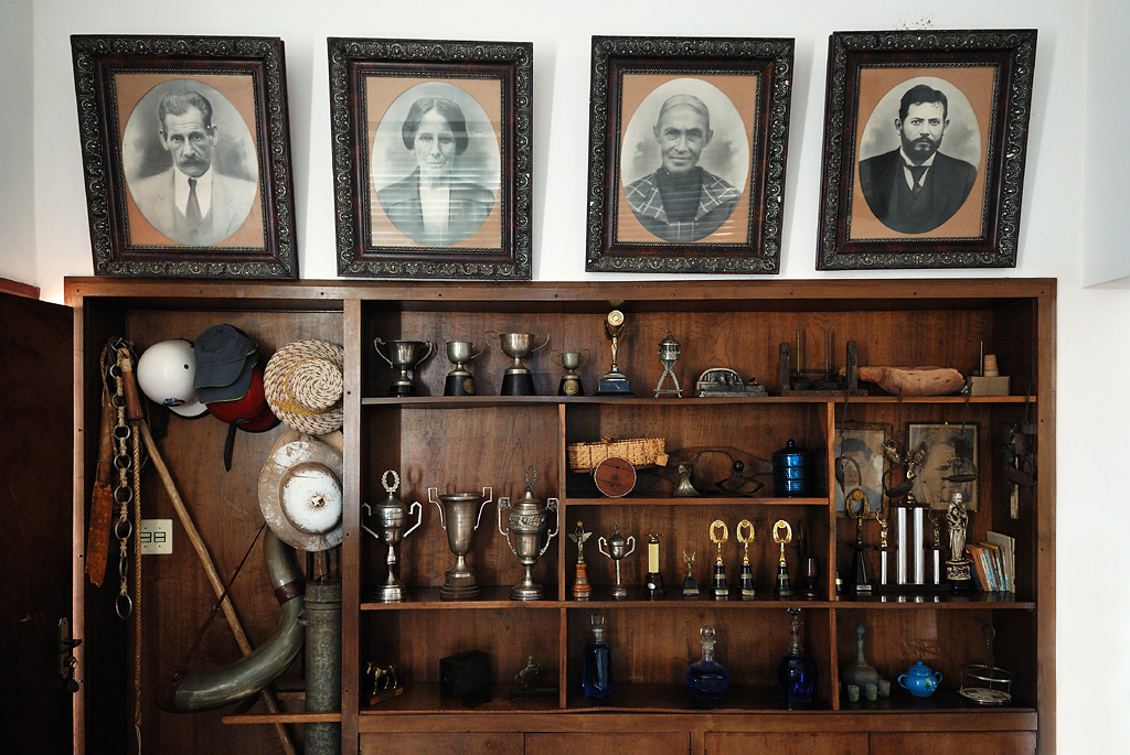 Souvenir cabinet with ancestors gallery of Fazenda Boa Vista, Tambaú
