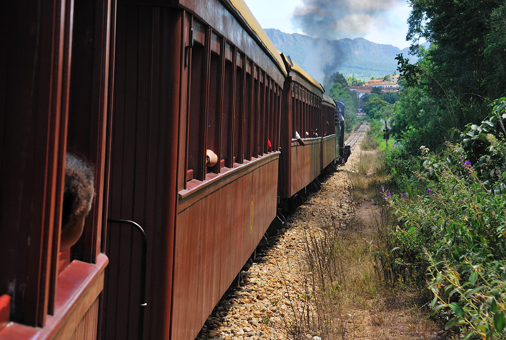 The steam train arrives after one hour's drive in Jaguariúna