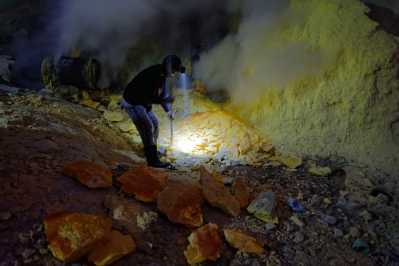 Sulfur miner on Moun Ijen (at night): "Hati hati"!