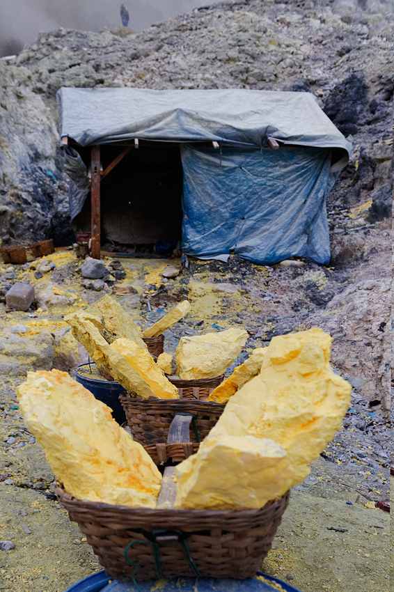 Sulfur baskets, hut