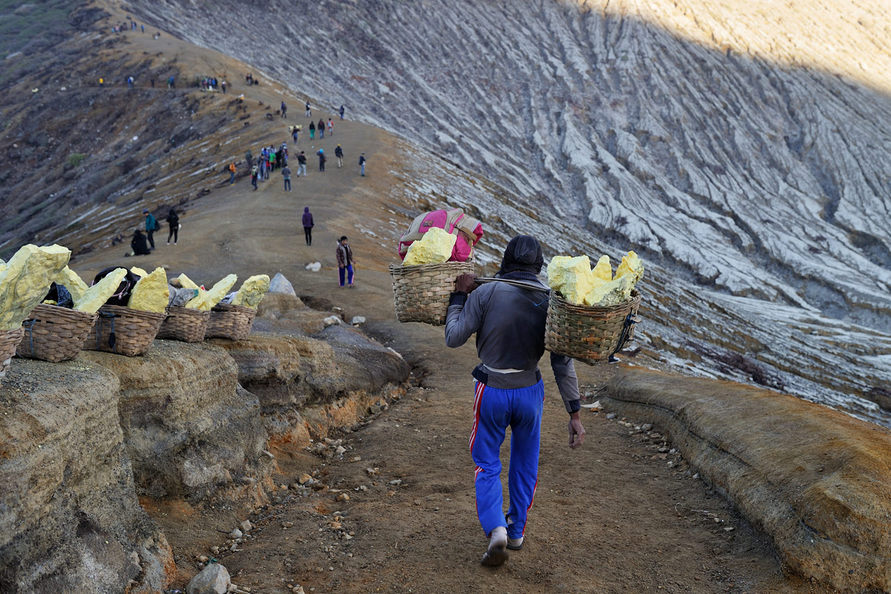 Along the crater’s edge, down from the other side - through the middle of the tourists