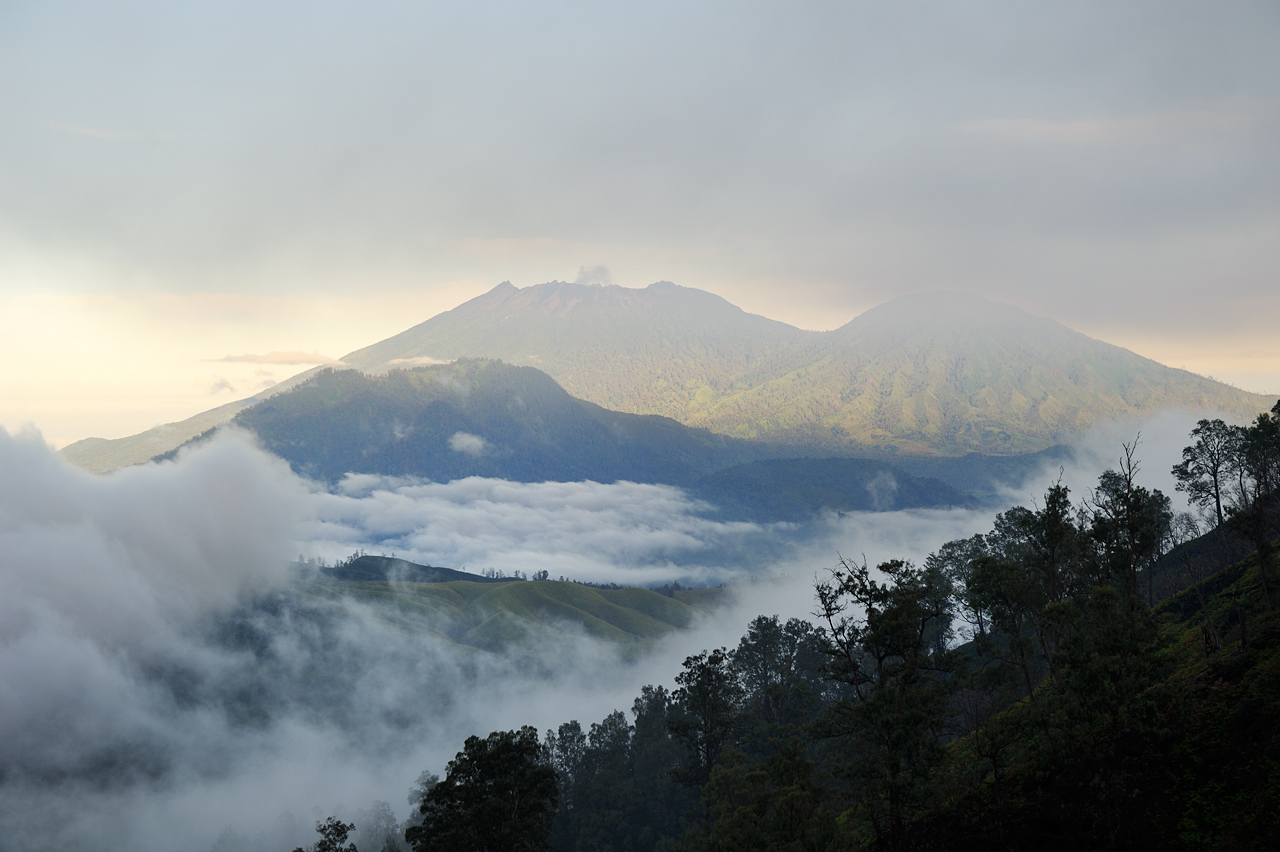 A view of the neighbouring volcano “Gunung Raung”