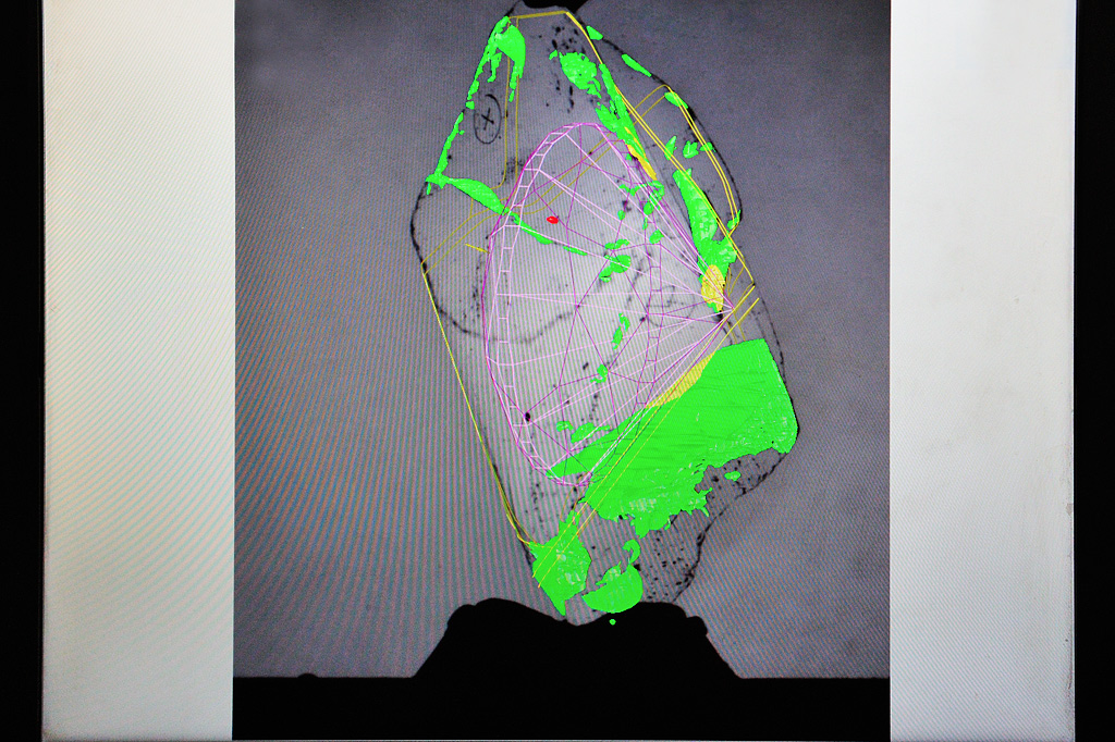 The position of a possible diamond in a 3D-scan. Green represents inclusions that can be avoided, red is an unavoidable inclusion